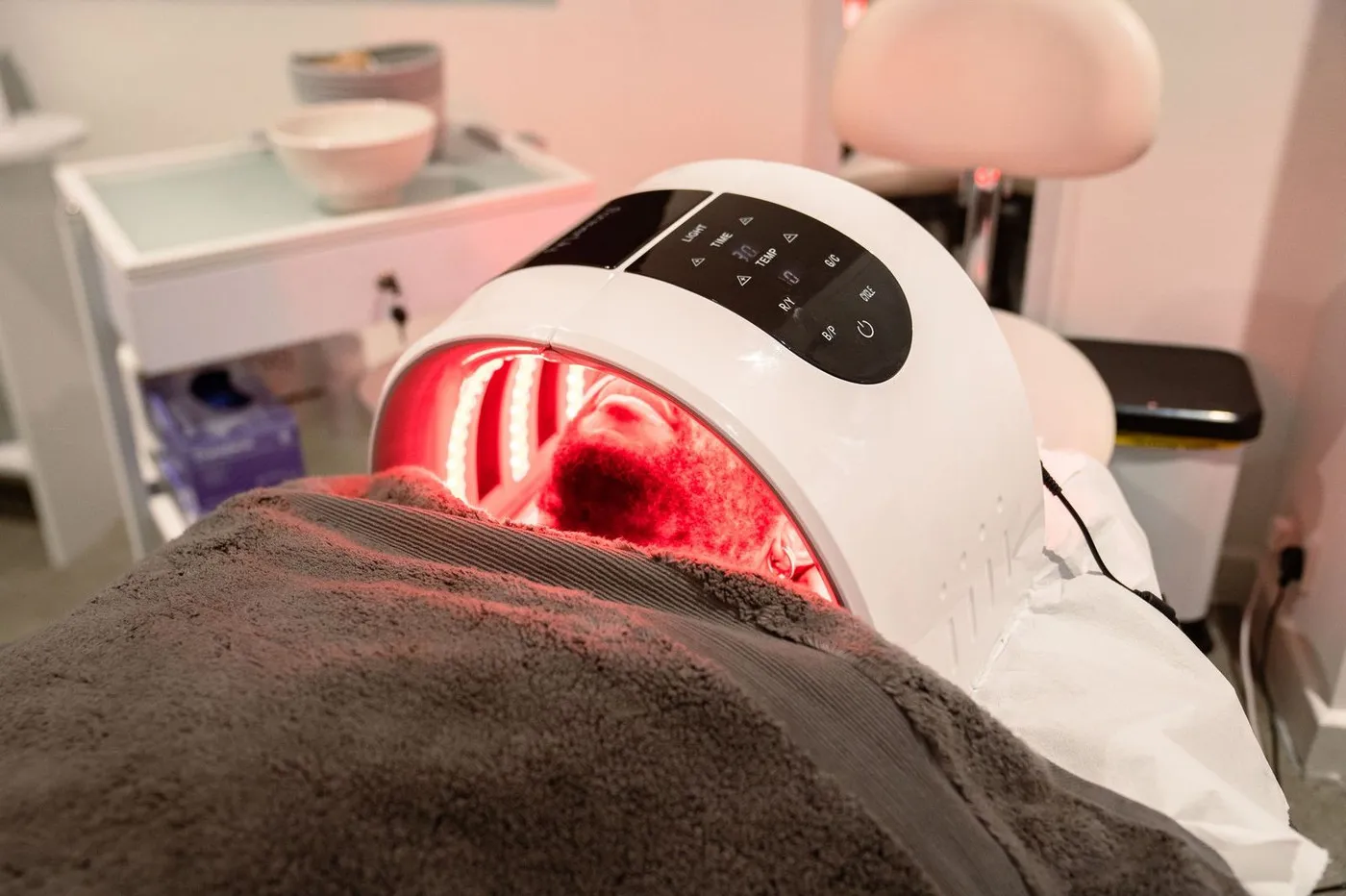 LED light therapy at SE1 Medical Aesthetics